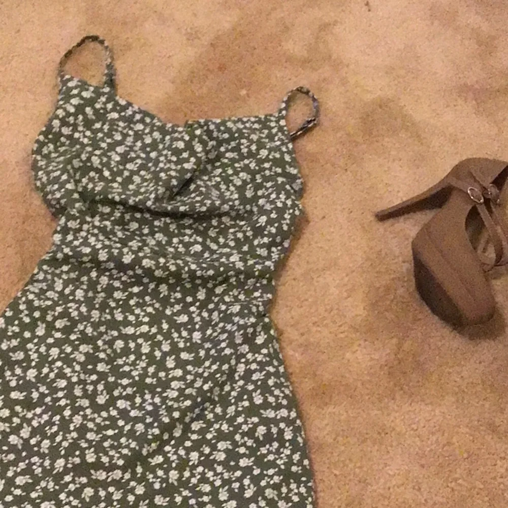 Green floral prairie dress🌳🌟⭐️ - Picture 2 of 5